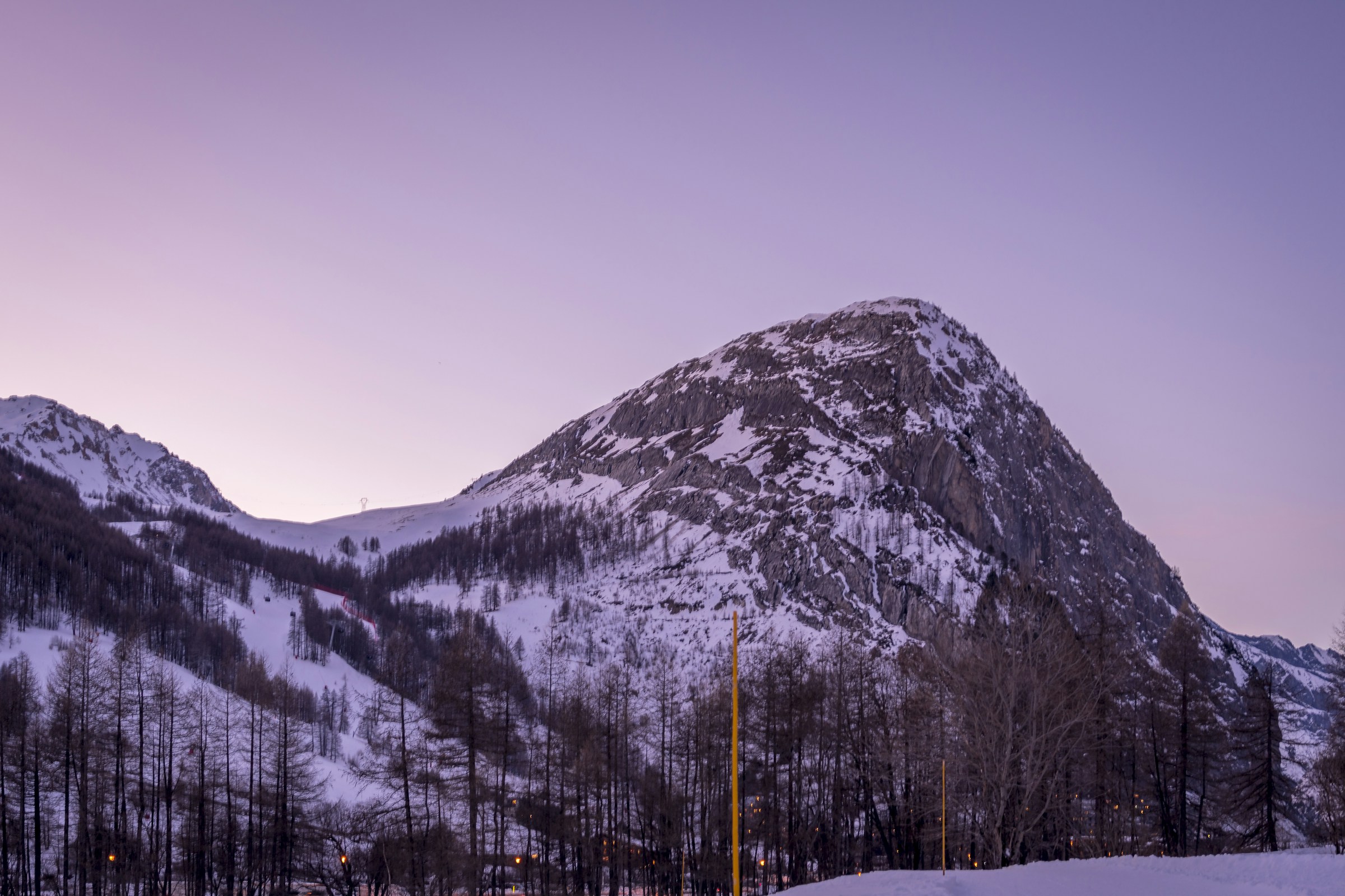 Montagnes et pistes enneigées de Val d’Isère sous un ciel rose